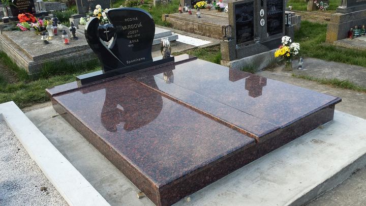 Dvojhrob v teplom červenohnedom odtieni so srdcovým pomníkom.