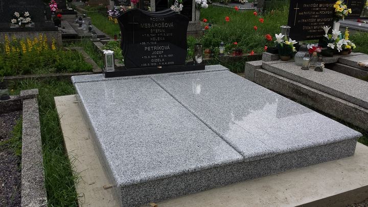 Svetlý žulový dvojhrob s klasickým pomníkom a leštenými doskami.