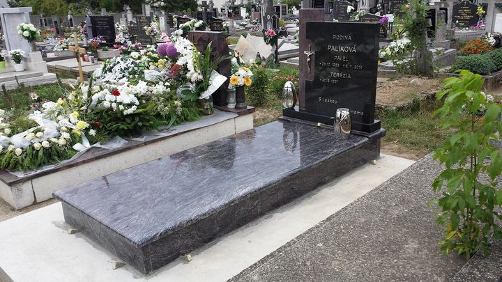 Dvojhrob zo sivej žuly s výraznou kresbou a klasickým pomníkom.