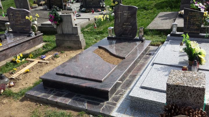 Jednohrob z hnedej žuly s vrstvenými krycími doskami.