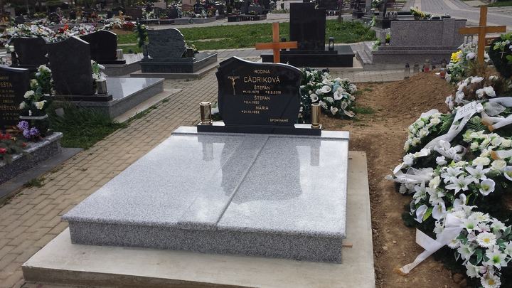 Dvojhrob zo svetlej žuly s jemne členenou krycou doskou.