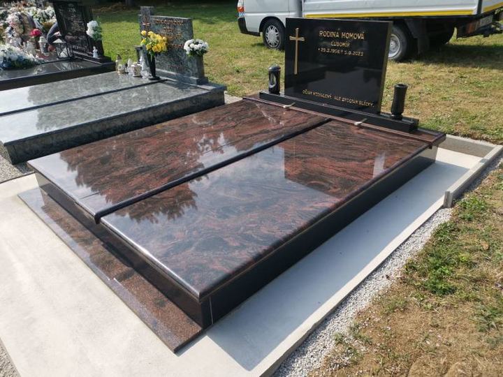 Dvojhrob zo žuly Aurora s výraznou červenohnedou kresbou.