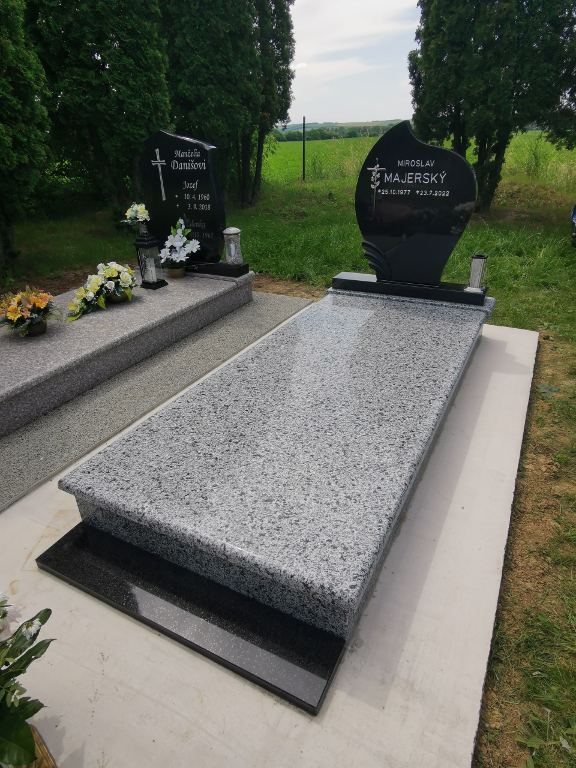 Jednohrob zo svetlej žuly s čistou krycou doskou.
