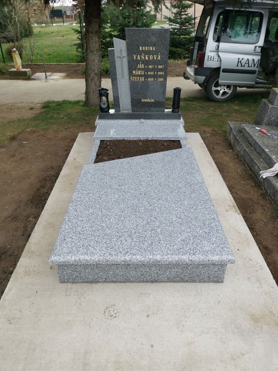 Jednohrob zo svetlej žuly s výrezom na výsadbu.