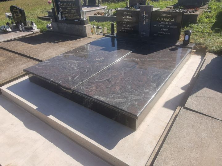 Dvojhrob zo žuly Paradiso s výraznou prírodnou kresbou.
