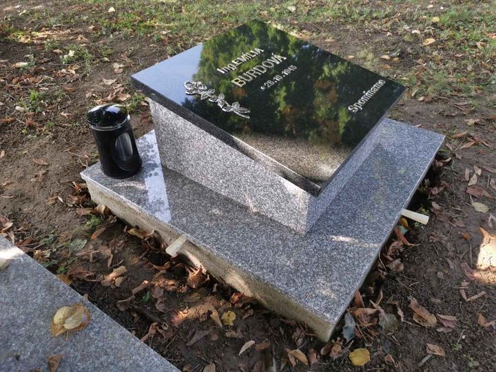 Kompaktný urnový hrob z kombinácie svetlej a čiernej žuly.