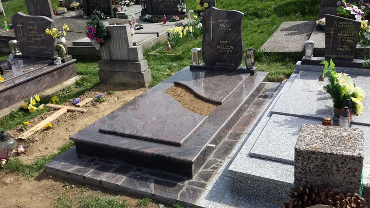 Vrstvené dosky z hnedej žuly v čistom prevedení.