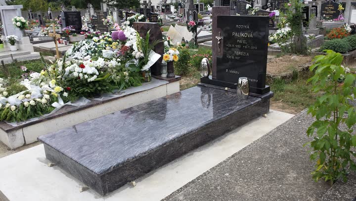 Prirodzená kresba sivej žuly vyniká na veľkej leštenej ploche.